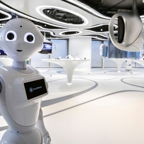 Soho 5G Exhibition Hall: service robot in the exhibition space