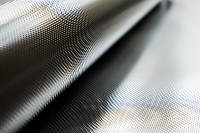 Nahaufnahme einer Folienrolle mit metallisch glänzender Oberfläche