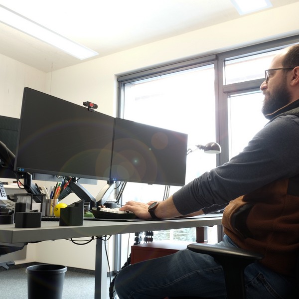 Workstation in the Mogatec GmbH development department with glare from direct sunlight