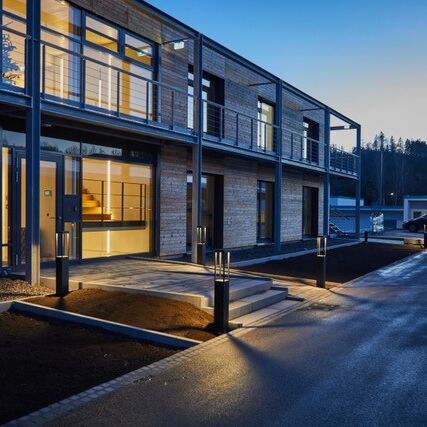 Exterior view of the Mogatec building in Drebach at dusk