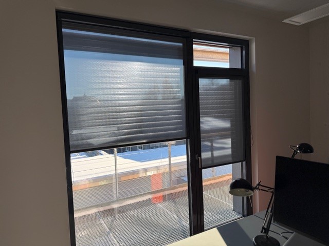 Mogatec GmbH office in Drebach with a lowered RHODESHADE roller shade at the window